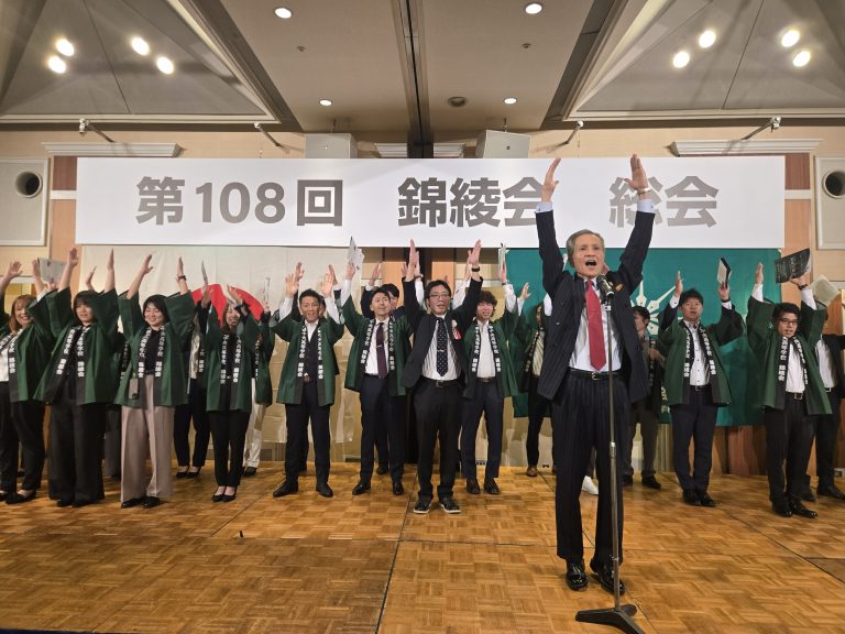 万歳三唱　村上明副会長（34期）