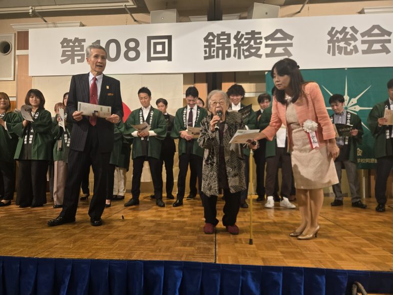 校歌斉唱（福岡県立八幡高等女学校）　下山公子さん（3期理事）と共に